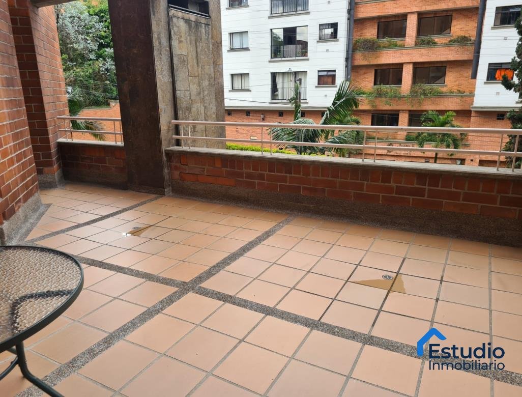 VENTA APARTAMENTO LA AGUACATALA MEDELLIN COD 1310439