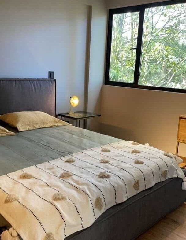 608