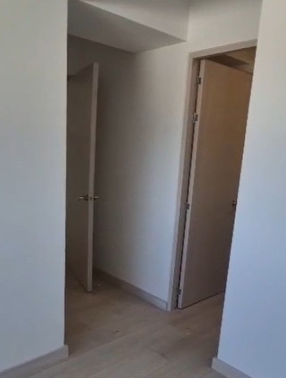 563